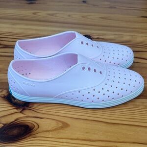 EUC Native Women's size 9 Light Pink Perforated Sneakers Jericho Wanderfoam